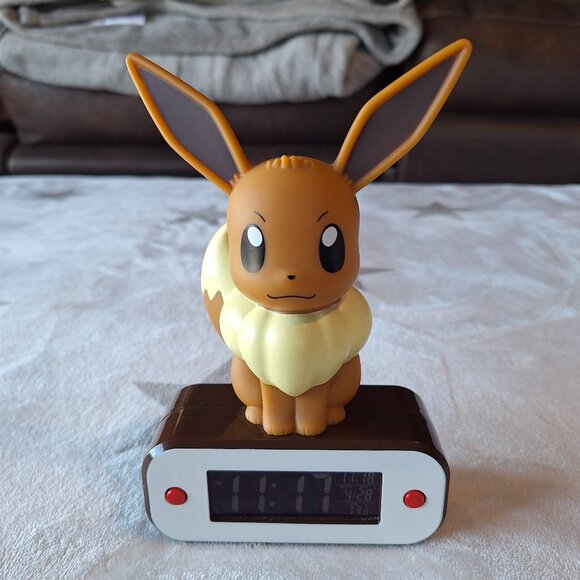 2018 Madcow Entertainment Pokémon Eevee Light-Up Clock NO ALARM POWER‎ CORD - Picture 1 of 9